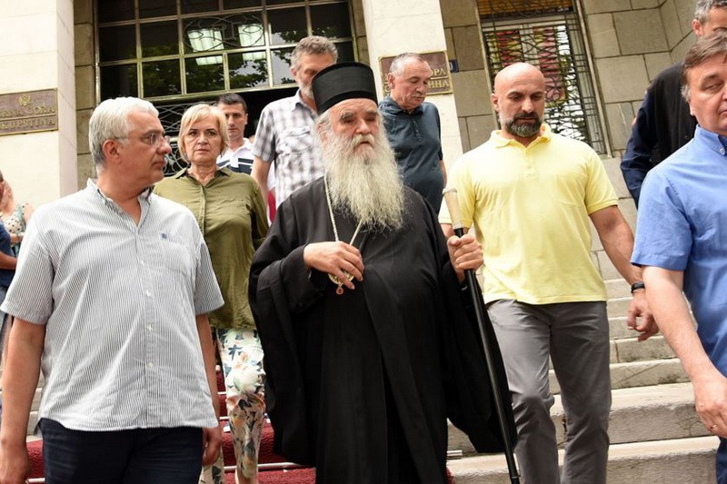 Amfilohije Radović podržao Demokratski front u prošlogodišnjem napadu na institucije Crne Gore. Do razdvajanja Srbije i Crne Gore govorio je mitropolit Amfilohije Radović, može doći samo protivno volji naroda, putem nasilja, krađe, ucjena i prijetnji.